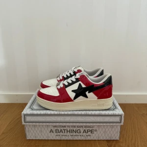 Bapestas low Storlek 40 - Säljer mina bapestas low i storlek 40 då jag inte använder de längre. Skorna är i otroligt fint skick, det enda tecknet på användning är på sulan. Nypris är ca 6000kr. Priset går att diskutera vid snabb affär.