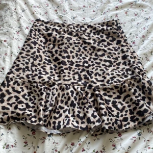 Leopard kjol - I storlek 40.har en dragkedja på sidan.i bra skick.pris kan diskuteras vid köp 