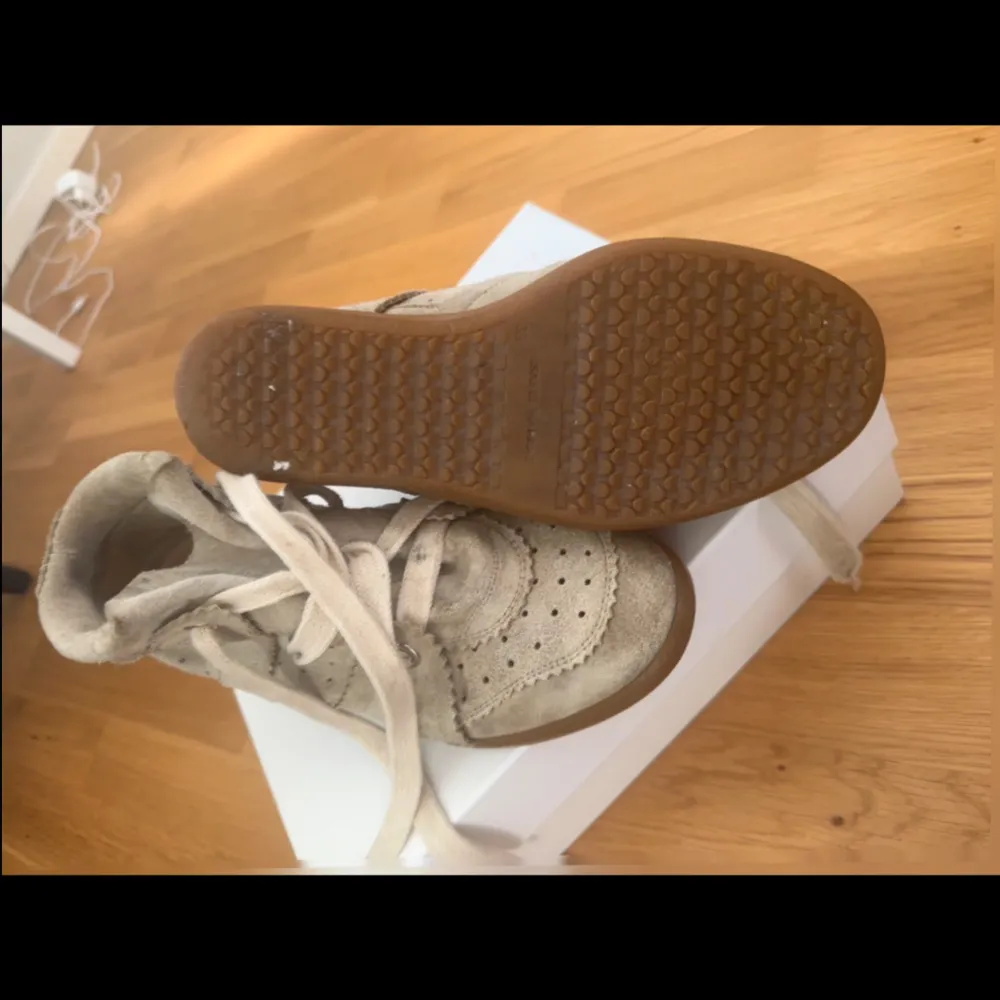 Har ett par Isabel Marant skor Bobby sneakers i färgen ljusgrå! De de är lite för stora för mig skulle jag gärna kunna tänka mig byta mot ett per 37 or eller annan modell! Kan även sälja för bra prisförslag 💓 De är i väldigt bra skick! Skriv för mer!. Skor.