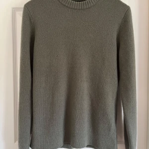 Massimo dutti sweatshirt  - Den är i storlek s och sitter väldigt bra. Finns inga skador på den eller något defekt. Perfekt tröja nu när kylan tar sig in över Sverige om man vill värma kroppen lite extra. Vid frågor ör det bara att skriva. Köpt för 900kr använd fåtal gånger.