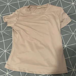 T shirt - Basic t shirt, kommer ej t användning 💘