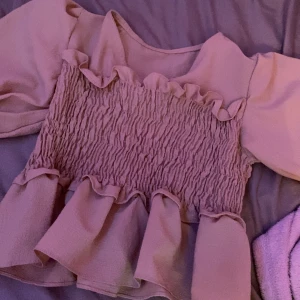 Tröja  - Ljus rosa tröja passar storlekar Xs och S! Aldrig använd bara testad. Super fint skick inga skador 