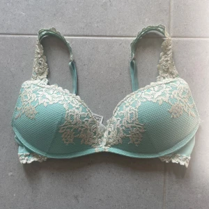 Intemissimi bh - Säljer nu denna superfina bh ifrån intemissimi. Köpt i Italien, storlek 75 c. Den är nyskick då jag köpte fel storlek!