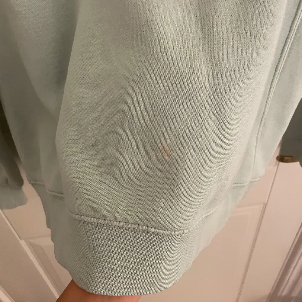 Skön sweatshirt från Nike. En liten fläck som knappt är synbar. Lite overzied . Tröjor & Koftor.