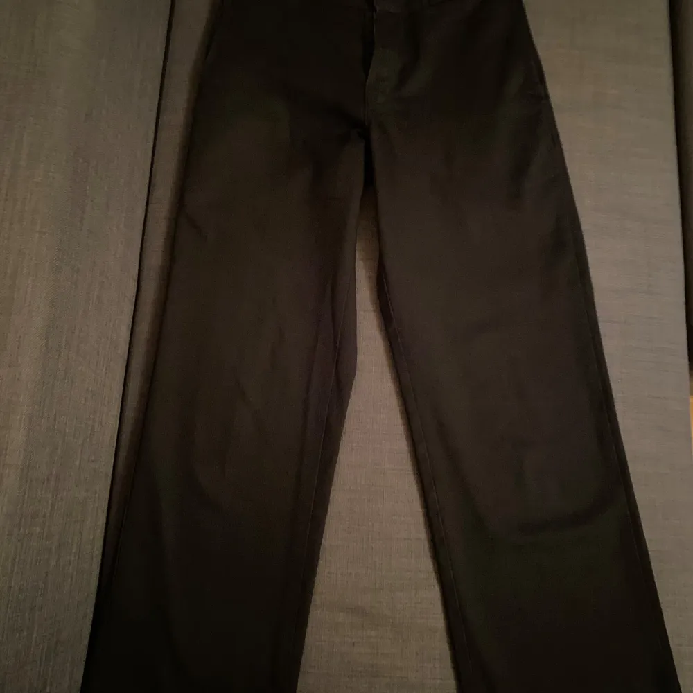 Säljer ett par Dickies kostymbyxor modell 874  Storlek: W29/L30 Skick: 8/10 Hör av er vid frågor priset kan diskuteras. Jeans & Byxor.