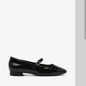 Mary Jane - Nya Mary jane skor från mango! Använda 3 gå nger men förstora för mig😔 hoppas dom passar mågon annan bättre! Dom passar verkligen till allt ! kan skicka mer bilder om det behövs :) nypris ca 550