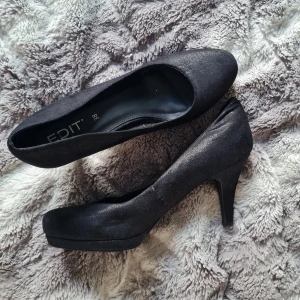 Svarta Klackskor - Svarta klackskor från Edit. Hyfsat bra skick med lite skada.