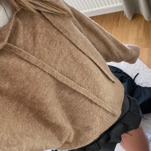 Stickad hoodie - Stickad tröja med luva super snygg och perfekt till hösten. Använt några gånger lite nopprig men inte så farligt annars jätte fint skick storlek M men passar mig som ofta har s