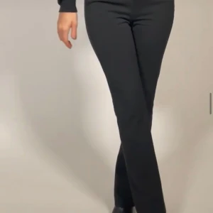 SanneAlexandra kostymbyxor - Mörkgråa kostymbyxor från SanneAlexandra. I bra skick. Nypris 995kr. Säljer för 350 kr + frakt 