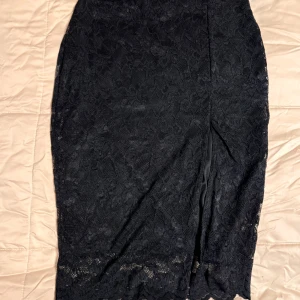 Spetskjol Rebecca Stella strl M. - Spetskjol med slits från Rebecca Stella i storlek M. Oanvänd.