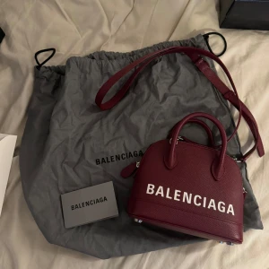 Balenciaga ville top handle leather bag  - Väldigt fint skick. Köpt i balenciags butiken i London. Möts upp i Stockholm.