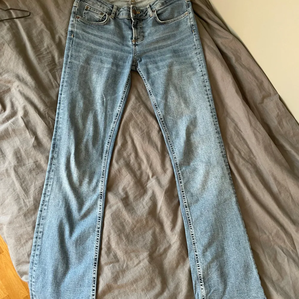 Supersnygga jeans från zara som är i väldigt bra skick, inga defekter! Low waist och bootcut. Innerbenslängd: 82 cm, midja rakt över: 36 cm + strech. Kan diskutera pris, skriv för fler bilder💗. Jeans & Byxor.