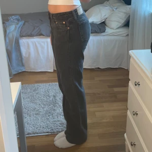 Weekday Jeans  - Fina Jens från Weekday i modellen ”Arrow”. Bra skick och inte defekter, säljer även likadana i blå. Innerbenslängd: 83 cm, Midja rakt över: 38 cm. Kan diskutera pris, skriv for mer bilder!!🩷🩷