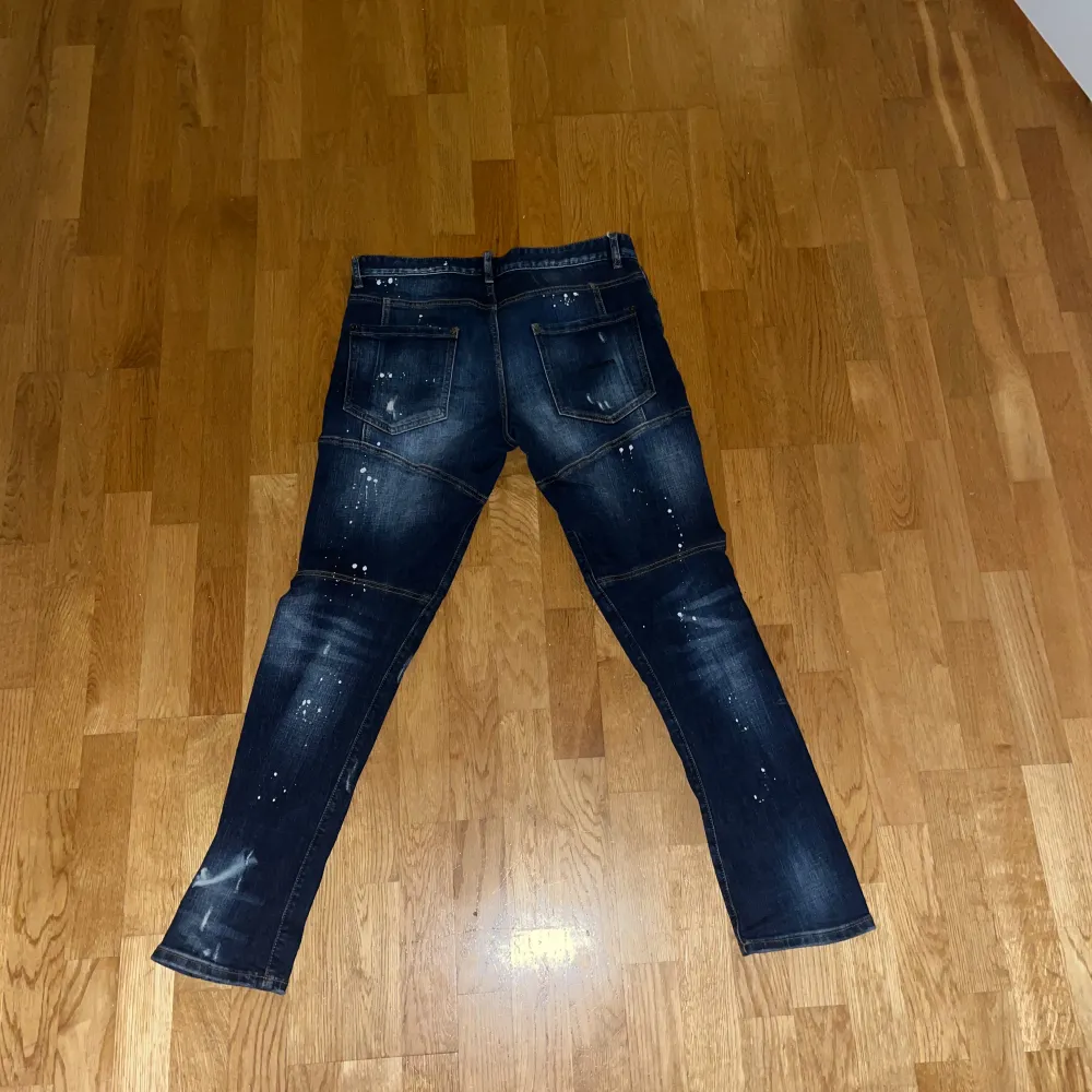 10/10 i skick, säljer för att dom var för små, sitter bäst på L eller M pris kan diskuteras vid snabb affär!. Jeans & Byxor.