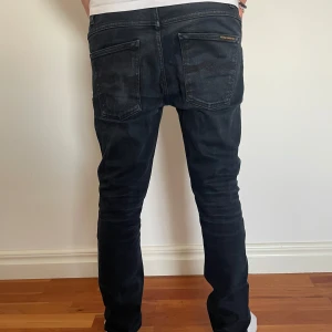 Nudie jeans - Nudie jeans i bra skick | storlek W32 L32 | modell Grim Tim | skriv privat för mer information.