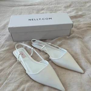 Ballerinaskor  - Jätte fina oanvända ballerina skor med snygg spets framtill!