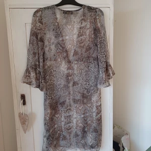 Tunn kaftan - Snygg kaftan i melerade färger. Grå/blå o lite brunt o svart.  