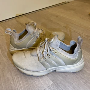 Nike presto - Beigea nike presto. De är väl använda men ser fortfarande fräscha ut. Har creasat där framme som jag fotat annars är den beiga färgen fortfarande fin