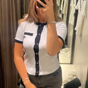 Kortärmad kofta! - Helt oanvänd (bara provad som på bilden), köpt för en vecka sen men ångrade köpet och har ej kvittot kvar. Köpt på Zara för 300kr, i storlek S. Supercute och classy!💞