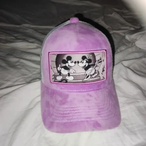 Hej säljer en riktigt fet rosa vit keps - Använd en gång och säljer för tyckte inte att jag passa i den