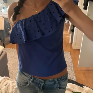 Blå oneshoulder topp - Så fin oneshoulder topp i fint skick, endast använd en gång 