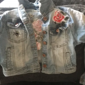 Tuff Jeans Jacka - Rec jeans jacka med blommigt tryck på baksidan framsidan storlek 140
