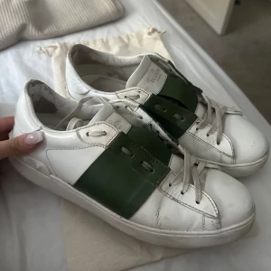 Valentino skor  - Sjukt snygga valentino skor herr i strl 42. Sparsamt använda, utan några större defekter. Några små slitningar, samt att sulan är sliten, annars bra skick 💕(Dustbag medföljer) 