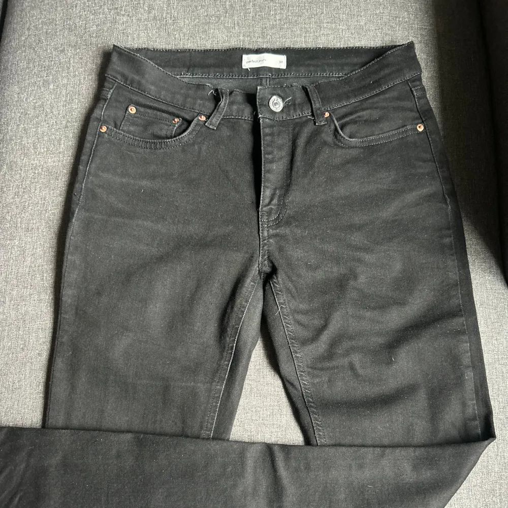 Säljer dessa svarta jeans (bootcut, low waist) från Gina Tricot pga förstora tyvärr, endast använda 1 gång så dem är som nya💞 pris går o diskutera . Jeans & Byxor.