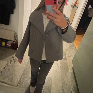 Kappa Gina  - Säljer denna snygga kappa får Gina Young 