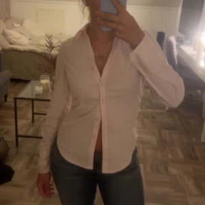 Rosa skjorta  - Kan ändras själv på hur man vill ha den vid bröstet och magen.