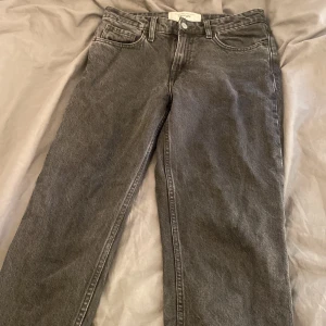 Grå jeans från H&M - Säljer ett par gråa jeans från H&M i storlek 36. De har en straight passform och är tillverkade i ett klassiskt denimtyg. Perfekta för en avslappnad vardagslook. De har fickor både fram och bak samt en knapp och dragkedja i gylfen. köpta för 350kr och sparsamt använda. pris kan diskuteras vid snabb affär💞