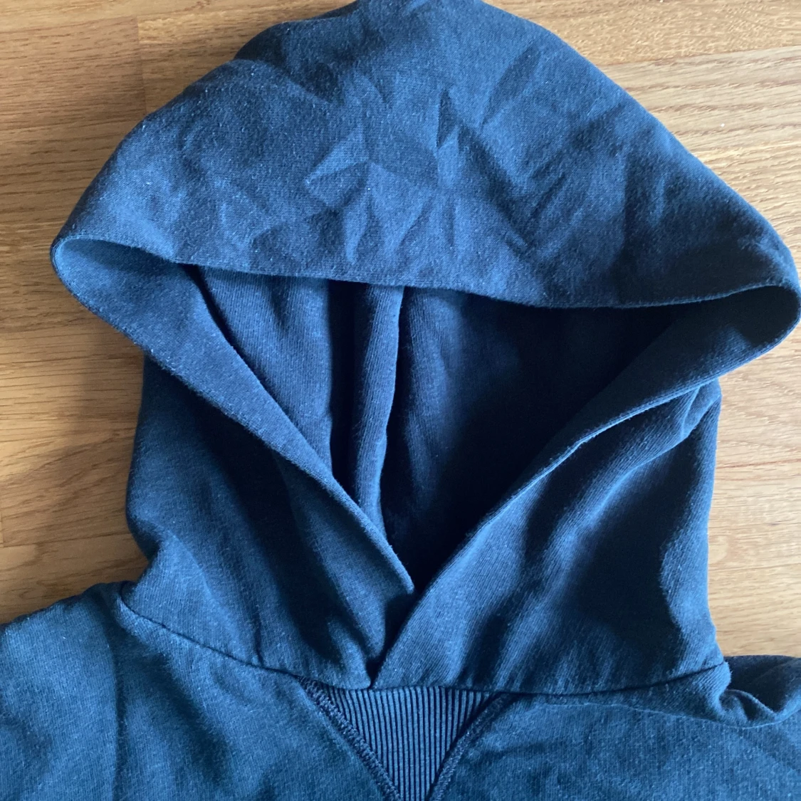 Svart bille eilish hoodie med grön text - 92