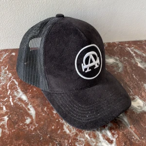 All cap one keps - En snygg keps i väldigt bra skick knappt använd. Kepsen är justerbar så den passar alla storlekar. Mitt pris 139kr. Ny pris ca 500kr. Kan gå med på lägre pris så det är bara att skicka prisförslag.