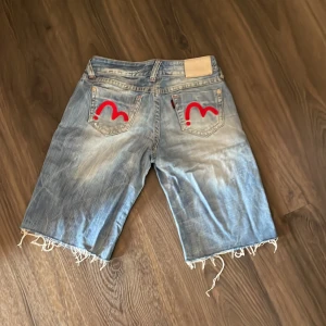 Evisu shorts  - Säljer nu mina evisu shorts efter som de aldrig används längre. Lite slitna e som därför har jag stängt priset 