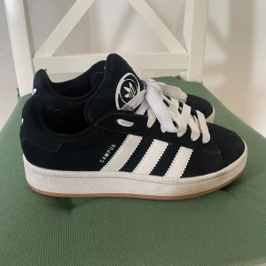 Campus 00 - Säljer mina campus 00 i storlek 36 2/3 passar mig som har 37. Sparsamt använda och i fint skick. Skickas i ursprungliga kartongen och tvättas innan frakt. Nypris 1300