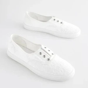 Fina broderade sneakers - Sneakers från Next som tyvärr är förstora på mig men det var dyrt att skicka tillbaka dem så jag säljer dem vidare istället! Skorna är helt nya och aldrig använda med orginalförpackningen kvar. Det är storlek 37 men passar mer som en 38a. 
