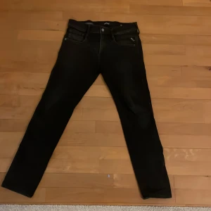Replay jeans - Riktig feta svarta replay jeans. Modell anbass hyperflex W30 L32. Riktig bra kvalité med inga defekter. Mitt pris 450kr ny pris 1800kr