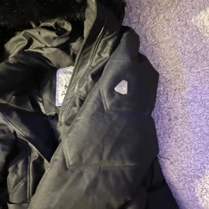 Vinter jacka  - Varm och skön vinter jacka med päls på luvan och ett snyggt bälte till, bältet går även att ta bort. 3 fickor💖