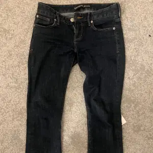 Säljer dessa super snygga express jeans. Mörkblåa och lågmidjade, bootcut. Passar en xs/s och någon i längden som är 160/165!  (Skickar inte fler bilder än vad som är i anonsen)