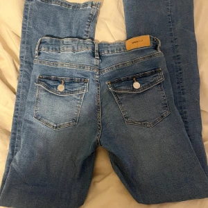 Lågmidjade jeans - Lågmidjade jeans ifrån Gina Young i storlek 146. Säljer då de inte kommer till andvändning längre