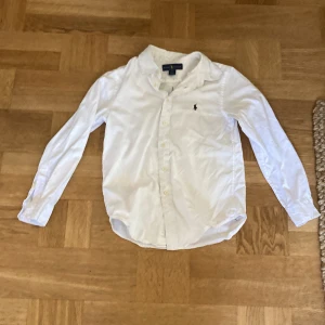Ralph lauren skjorta  - Polo Ralph lauren skjorta i storlek medium barnstorlek(140-149) i bra skick. Nypris 1100