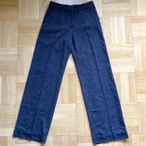 Grå byxor från Lindex - Mörkgrå kostymbyxor från Lindex i storlek 36. De är högmidjade med rak passform, materialet ser man bäst på bild tre. Snygga men sköna! 