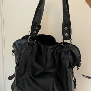 Väska  - Super fin väska från Shein, säljs på grund av att den hade en konstigt lukt när den kom som jag tyvärr inte vet hur jag ska få bort😕 Annars är den i bra skick! För fler bilder eller andra frågor är det bara att skriva🥰 (Nypris 219kr)