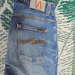 Nudie Jeans Grim Tim - Säljer nu mina Nudie Jeans Grim Tim, W30 L32! Hör av er vid frågor eller funderingar! 