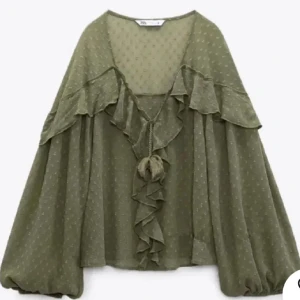 Grön zara blus - Jättefin slutsåld blus från zara. Endast använd fåtal gånger. Storlek s, bra skick.💓