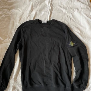 Stone island sweatshirt L - Använd men fint skick. Inga hål eller liknande. 