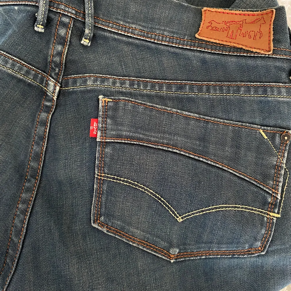 Vintage Levi’s jeans. Inga defekter. Lågmidjade bootcut. Står L men skulle säga att de passar M/S. Pris kan diskuteras. Hör av dig om du har frågor💓. Jeans & Byxor.