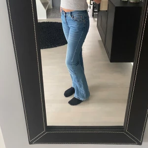 Jeans Gina Tricot - Så snygga bootcut jeans ifrån Gina Tricot i strl 32 men passar även 34💗 Pris kan diskuteras