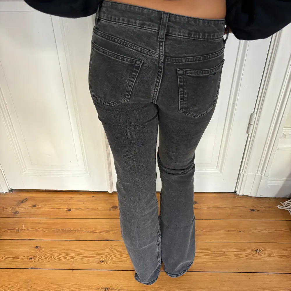 Snygga grå lågmidjade bootcut jeans, jättebra skick! Storlek 34🩶🩶🩶. Jeans & Byxor.