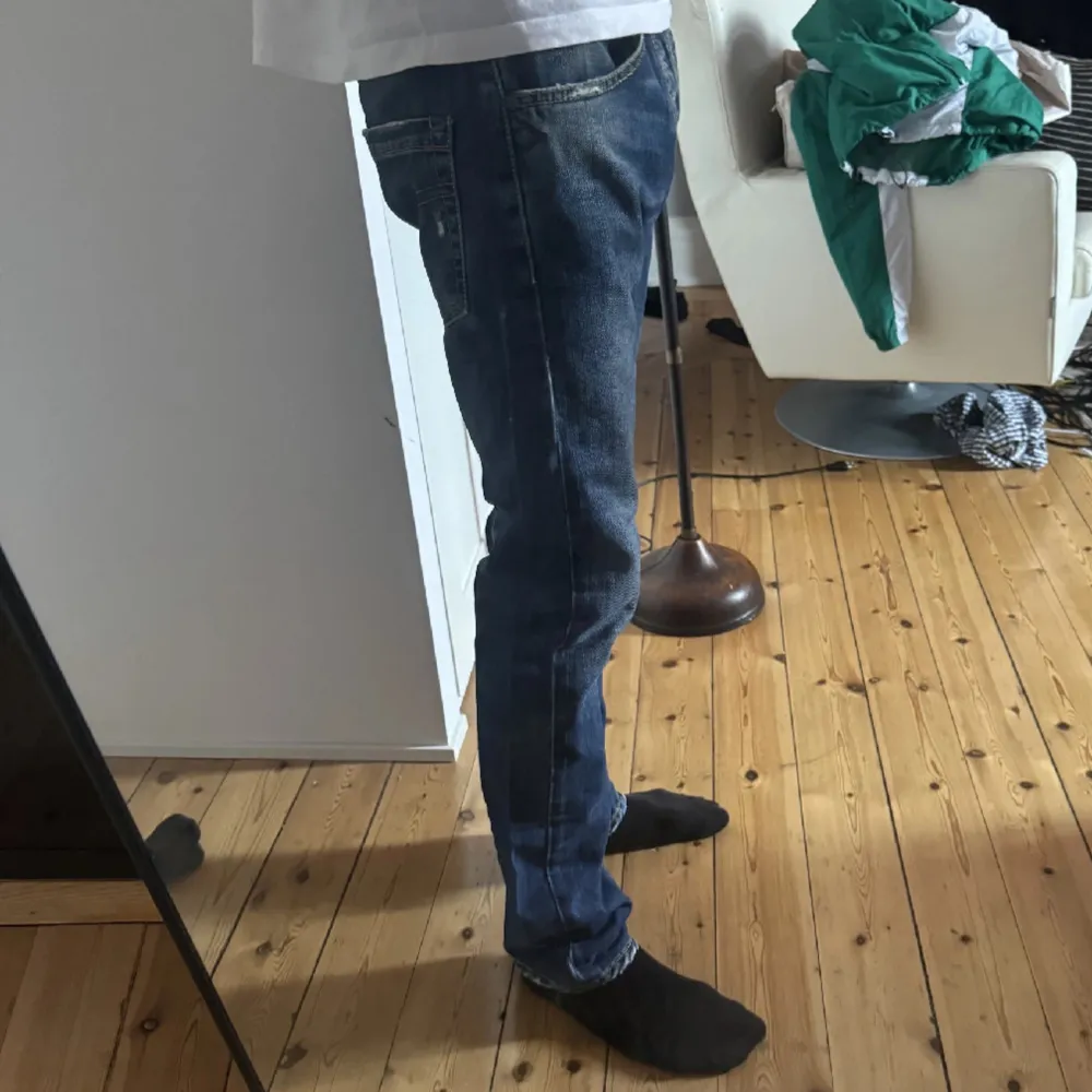 Skitsnygga Dondup Jeans med tvätt 9/10 skick Dm:a för mer bilder och/eller mått. Storlek: 30 | Jag är 180cm lång . Jeans & Byxor.